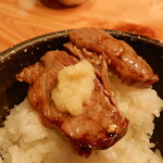 特選黒毛和牛焼肉 西新初喜 - ニンニクを添えるとご飯が止まらん！(笑)