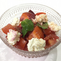 フィオッキ - ブラッドオレンジとトマト 自家製リコッタチーズのサラダ（1000円）