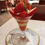 資生堂パーラー - “古都華”のロイヤルストロベリーパフェ