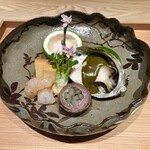 肉屋 田中 - 八寸：牛のみのの湯引き 土佐酢、千葉県の鮑、牡丹海老、たらの芽の天ぷら、神戸牛の八幡巻き、カステラ玉子