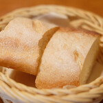 ラ スフォリーナ - パスタランチ 1100円 のパン