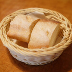 ラ スフォリーナ - パスタランチ 1100円 のパン