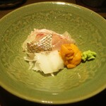 もと井 - お造り：アオリイカ、桜鯛、北海道の雲丹のそれぞれが とても美味しいのですが、アオリイカや桜鯛に 雲丹を一緒に頂くと また一段と味わい深さを堪能できます！　　　　　2020.03.27