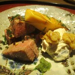 もと井 - 知多三州牛のフィレ炭火焼き：ミディアムレアに焼かれたフィレ肉には行者にんにくが振りかけられ、桑名産 筍木の芽焼、胡桃の甘煮がのった白和え、山葵 が添えられています。 とても美味しかったですョ！　　　　　2020.03.27