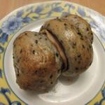 YOFUKASHI BAKERY&IKKON - ローリングベーコン黒胡麻１６０円。
                        
                        生地にベーコンを巻き付けた胡麻の香ばしさのするパンです。