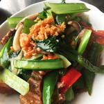 タイ屋台　コンタイ - カリカリ豚肉と青菜炒め。豚肉に味が染み込んでいて青菜とのバランスが絶妙！ご飯が進みます。