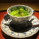 もと井 - うすい豆のすり流し：よもぎ豆腐と こごみが使われ、蛤のお出汁がよく効いています。 グリーンの色合いがとても奇麗ですネ！　　　　　2020.03.27