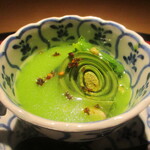 もと井 - うすい豆のすり流し：よもぎ豆腐と こごみが使われ、蛤のお出汁がよく効いています。 グリーンの色合いがとても奇麗ですネ！　　　　　2020.03.27