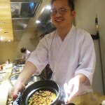 もと井 - 炊きあがったばかりの 桜海老と牛タンの土鍋炊き込みご飯を紹介する大将。　　　　　2020.03.27