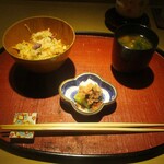 もと井 - 桜海老と牛タンの土鍋炊き込みご飯：桜海老、牛タンが土鍋で炊き込まれ、蕗が散りばめられています。 茶碗によそってから錦糸卵がかけられます。　　　　　2020.03.27