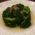 カフェ クラマエ - ブロッコリーの白ワイン蒸しアンチョビソース、609円