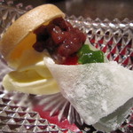 本城 - 小豆と抹茶の羊羹、とちおとめを求肥で巻いて。最中と冷たいソフトクリーム。