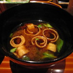 本城 - 豆腐とおふの赤だし。