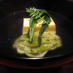 本城 - あぶらめ（あいなめ）の抹茶葛たたき。玉子豆腐の上に、丘ひじきと木の芽。