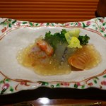 本城 - 酢の物。赤貝・さより・車海老・いいだこ。すだちのジュレがけ、菜の花を添えて。