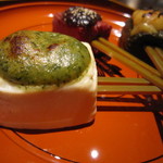 本城 - 左は、豆腐の上に木の芽の味噌。