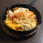 らーめん酒房 しのや - チーズダッカルビ餃子