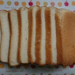 焼きたてパン工房 - ミミ付きのまま8枚切にて