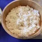 紀ノ国屋 - すし(寿司、鮨、鮓、sushi ) は、シャリが命。すし桶を生酢で湿らせてから合わせる。