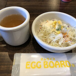 Eggubodo - ランチタイムはミニサラダにスープがサービスされます。