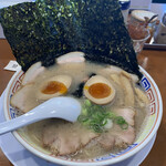 黒田屋 - チャーシューに煮卵、海苔トッピングです