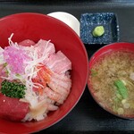 みなと市場 小松鮪専門店 - ◆「海鮮みんな丼」