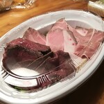 洋惣菜 亀洋 - 蝦夷鹿とドルチェポルコはこんな感じで梱包