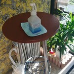洋惣菜 亀洋 - 前はこのテーブルで、アルコール一杯やってました。今はアルコール除菌〜