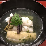 Akasaka Kikunoi - 昼懐石１２１００円（総額）。伝助穴子霞仕立て 筍 蕨 蓬豆腐。お出汁がシミジミと美味しいですね（╹◡╹）（╹◡╹）