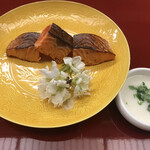 赤坂 菊乃井 - 昼懐石１２１００円（総額）。桜鱒燻し焼。お米と山椒を乳化させた山椒酢が、そのまま食べても美味しい鱒の味わいを、さらに引き出しています（╹◡╹）（╹◡╹）