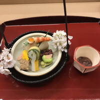 赤坂 菊乃井 - 昼懐石１２１００円（総額）。八寸。春らしい盛り付けが美しいですね(^｡^)。鯛肝松風など、とーっても美味しくいただきました（╹◡╹）（╹◡╹）