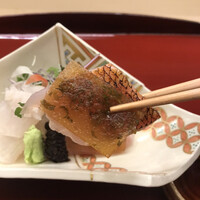 赤坂 菊乃井 - 昼懐石１２１００円（総額）。向付。目板鰈、金目鯛。金目鯛焼き霜とポン酢ジュレ。板状のポン酢が、香ばしさのある金目鯛とマッチして、とーっても良かったです（╹◡╹）（╹◡╹）