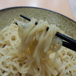 てんがららーめん - 断面はエッジのない丸っこいスクエア形で、弾力ある力強い食感