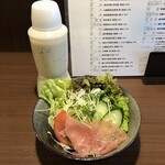 Nihonshu Shi Yayo Ya - スパイシーチキンカレー税込800円のサラダ