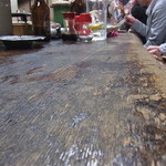 庚申酒場 - 年期が入ったカウンター