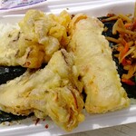 お弁当　どんどん - 揚げたてサクサクの舞茸とちくわの天ぷら
