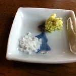 石臼挽き蕎麦香房 山の実 - 薬味（塩、山葵）