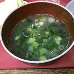 豚足のかどや - スープ。ネギたっぷり