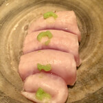 オオクサ - つくば茜鶏のささみサビ焼き　身の間から赤く見える通り火入れは最小限に留めてあります