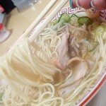 繁ちゃんラーメン - ストレート麺(^^)パツっとしてます。