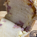 ベーカリーゴアール - 料理写真:オニオンブレッド（ハーフ）290円税別。そのままでもしっとり美味しいけど軽く焼くともっと美味しい。