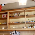 台湾料理 聞香 - 店内　中国茶器が棚に並んでいます