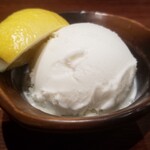 鳥茂 - 塩アイス　レモンをかけるとレアチーズケーキになる