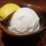 鳥茂 - 塩アイス　レモンをかけるとレアチーズケーキになる