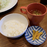 とんかつひがさ - ご飯と味噌汁と漬物