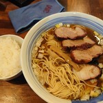 麺屋 悠 - チャーシュー麺（950円）を大盛（50円）にして、ランチサービスのライスを付けた！
