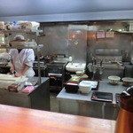お多福 - カウンターから。。。厨房ですね