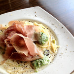 un graine - 生ハムとアボカドのクリームソース