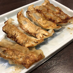 峰 - ダブル黒豚餃子
機械焼きのため、焼き加減の調節は出来ませんd(ゝω・´○)