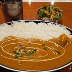 フルバリ - サラダと比較しても巨大なカレー